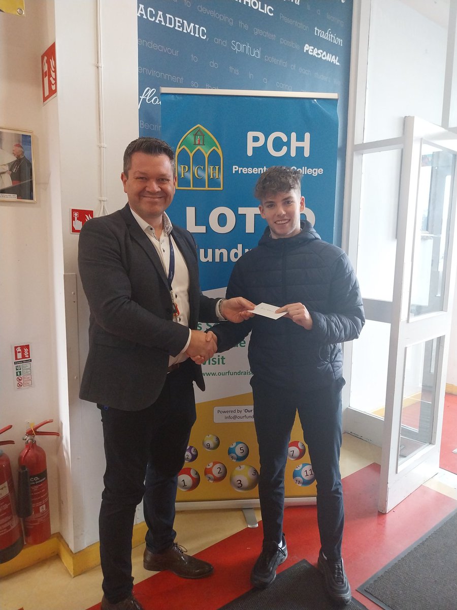 Congratulations to our most recent weekly winner Deirdre Halloran, represented here by her son Eanna. Congratulations Deirdre and thank you to you and all our subscribers for your continued support. For anyone wishing to join... ourfundraiser.ie/org/presheadfo…