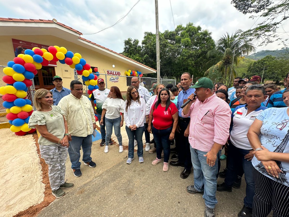 MPPOP_OFICIAL's tweet photo. En el Edo. Trujillo Mun. Pampanito Parr. Pampanito II Sec. Palo Negro en Jiménez. El #MPPOP y autoridades hacen entrega del Consultorio Popular Tipo II Palo Negro y la U.E. José María Barrueta Paoloni rehabilitados beneficiando a 1.890 lugareños. 
@NicolasMaduro @GRaulparedes https://t.co/Ye7FTB1aah