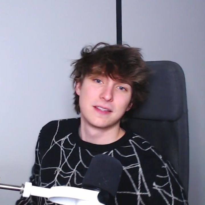 marzmadethis's tweet image. why did charlie slimecicle do the disney original movie girl thing where she takes off her glasses and becomes beautiful