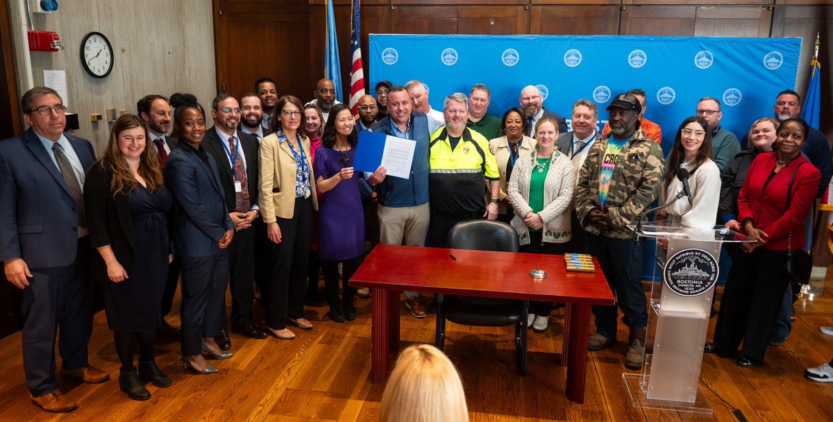 I was proud to witness the signing of new contracts benefitting 1,700+ City workers across 28 department — especially with bigger raises for our lower-paid workers! My thanks to @MayorWu & all involved in negotiating fairer pay & benefits for @AFSCME93 & @SEIU888! #bospoli