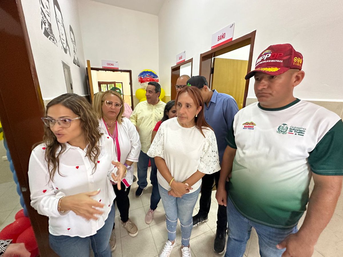 MPPOP_OFICIAL's tweet photo. En el Edo. Trujillo Mun. Pampanito Parr. Pampanito II Sec. Palo Negro en Jiménez. El #MPPOP y autoridades hacen entrega del Consultorio Popular Tipo II Palo Negro y la U.E. José María Barrueta Paoloni rehabilitados beneficiando a 1.890 lugareños. 
@NicolasMaduro @GRaulparedes https://t.co/Ye7FTB1aah