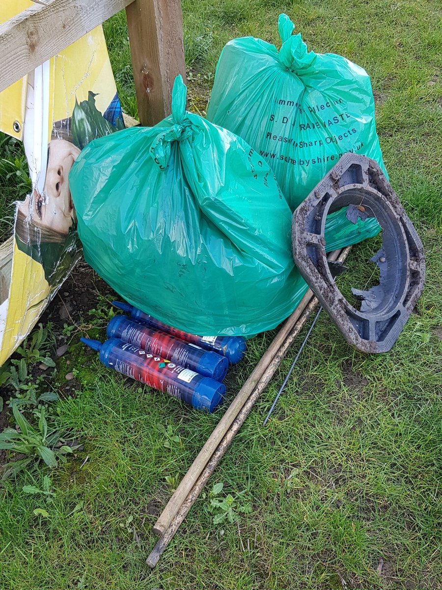 The 🌧 held off whilst we clambered into ditches to retrieve cardboard,  cans & plastic wrappers. More NO cylinders ☹ & #plastic leaves & plants. Verges full of dandelions & nice to see periwinkle too 🙂 @LitterReporting @KeepBritainTidy #GreatBritishSpringClean #ButtercupLeys