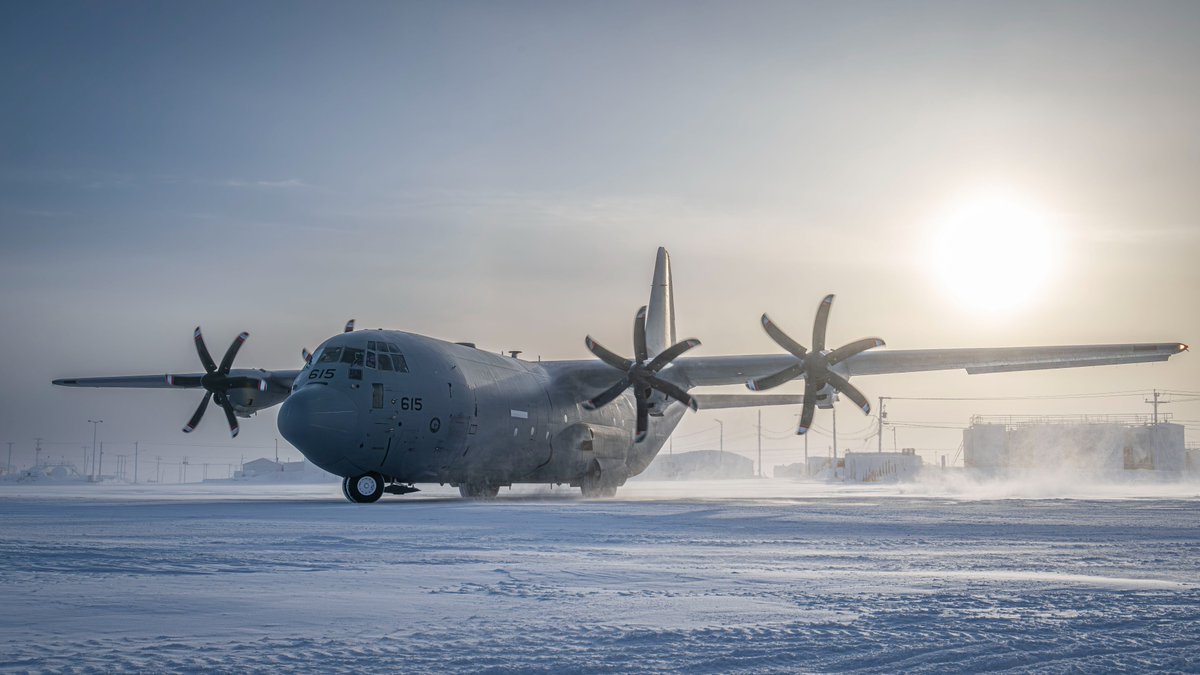 Members of Arctic Response Company Group (ARCG) board a CC-130J Hercules transport aircraft for their departure to Eureka during Operation NANOOK-NUNALIVUT in Resolute Bay, on March 5, 2024. 📸: Master Corporal Alana Morin
