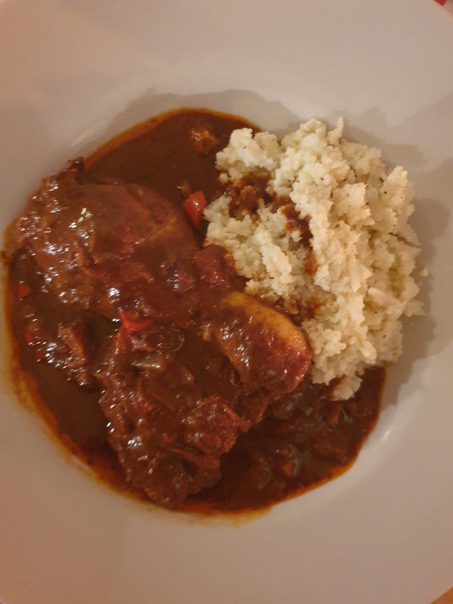 dfpwriter's tweet photo. Chicken legs with red mole and a tomato sauce with chicken bouillon and bitter chocolate. Served with cauliflower mash and a Malbec from Finca Las Moras, Argentina #cookinglight #foodlover #foodie #lowcarb #food https://t.co/6heDPTiek9