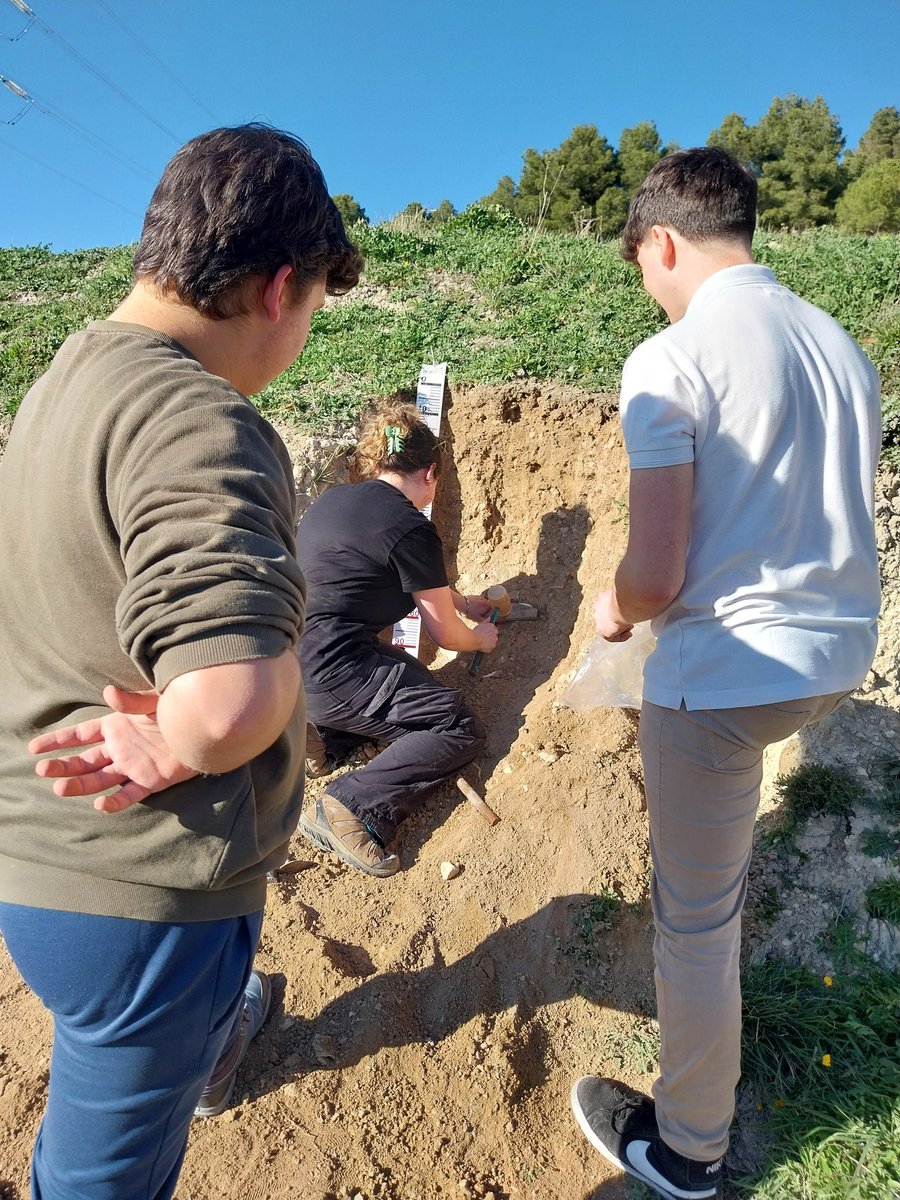 DaphLopezMarcos's tweet image. Semana intensa de campo: martes y miércoles con el alumnado de #Edafologia de la @ETSIIAAPalencia y viernes muestreo del proyecto @restormine en #Guardo acompañados por el alumnado del Máster #DataForest de la @UVaPalencia