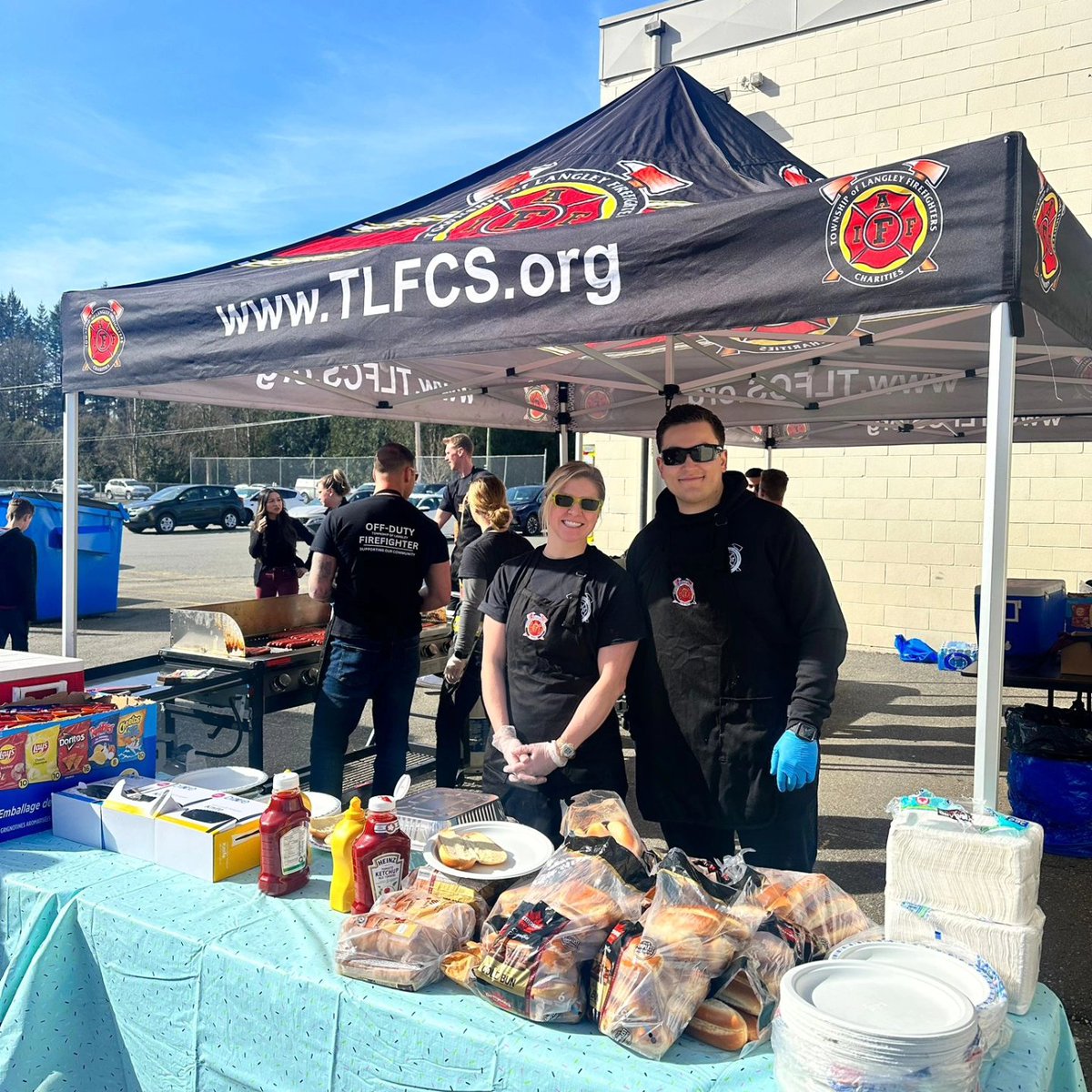 TLFCS's tweet image. The students at Coghlan Fundamental Elementary had a spectacular Hot Dog lunch served to them by off-duty members of the TLFCS!🌭

It was the grand-prize for the Kids-Helping-Kids Clothing Drive, where they gathered 6.5lbs of clothes per student! Thanks for supporting us Coghlan!