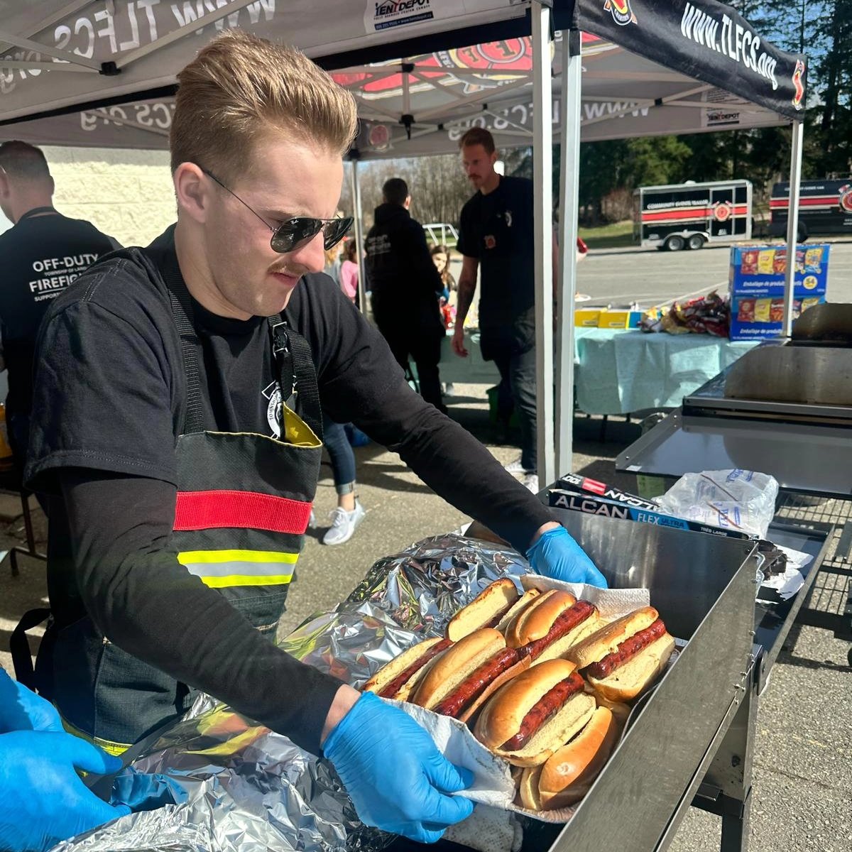TLFCS's tweet image. The students at Coghlan Fundamental Elementary had a spectacular Hot Dog lunch served to them by off-duty members of the TLFCS!🌭

It was the grand-prize for the Kids-Helping-Kids Clothing Drive, where they gathered 6.5lbs of clothes per student! Thanks for supporting us Coghlan!
