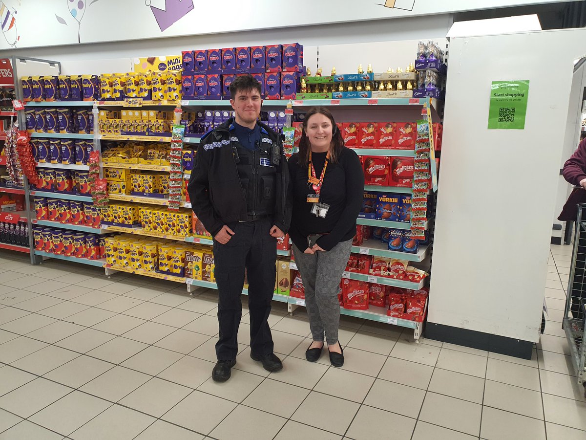PCSO Fontyn for #Billingshurst visited Sainsburys today, to have a chat with staff about antisocial behaviour and shoplifting. Patrols are being conducted regularly at all times of the day. #Horsham