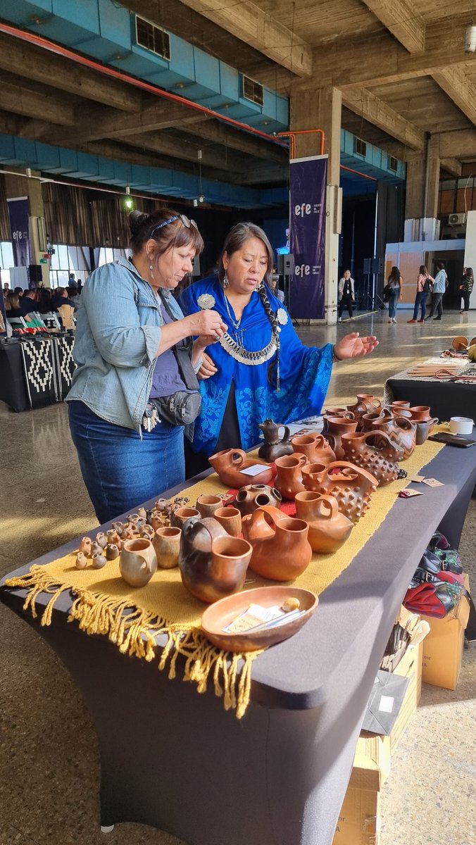 AkuchaPlateria's tweet photo. Fachiantü #Hoy fuimos invitadas por @EFETrenesChile por motivo #DiaDeLaMujer #MujeresArtesanas
#MuestraArtesania #TallerAkucha #CelestePainepan #Retrafe #GloriaHuenchuleo #wizufe #ceramista #YeseniaMelinao #ngerekafe #tejjedora
Chaltumay!
Gracias
😉 https://t.co/6lbYij1he9