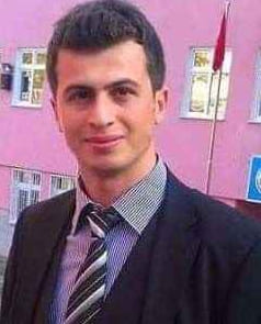 oguzozat's tweet image. Bu öğretmenin neden Şehit edildiğini Şanlıurfa&apos;da herkes biliyor.
Peki kamuoyu biliyor mu Tabii ki hayır bu öğretmenimiz
Seçim Sandık Kurulu Başkanı olarak açık oy kullanılmasını engellediği ve dürüst seçim sağladığı için tehdit edildi, kısa süre sonra ne hikmetse memleketine…