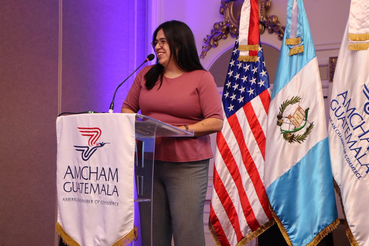 AmChamGT's tweet photo. @fundagenesisgt @Progreso_Latam @KRISTYMOTTA Lisa Peña Coordinadora de Comunicación de #AmChamGT expresa las palabras de cierre en el evento #MujeresEnLaCimaEmpresarial. En este espacio agradeció la presencia de las participantes e invito a seguir contribuyendo con liderazgo, talento y dedicación para mantenerse en la cima. https://t.co/Kr5e9SePYo