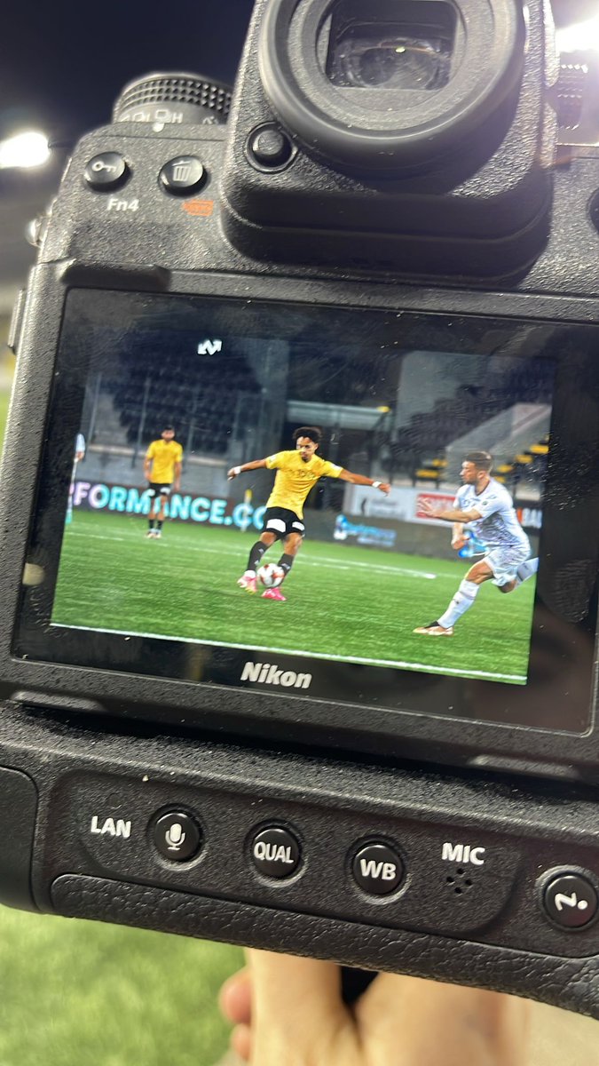 Aus der Ferne mitgelitten, und in der 92. Minute kam dann das erlösende 2-1 des FC Schaffhausen gegen die AC Bellinzona. Supertalent Giger mit seinem ersten Tor und der eingewechselte Manzambi mit dem unbezahlbaren Siegtreffer. Der neue FCS kann auch Nachspielzeit! #disgälschwarz