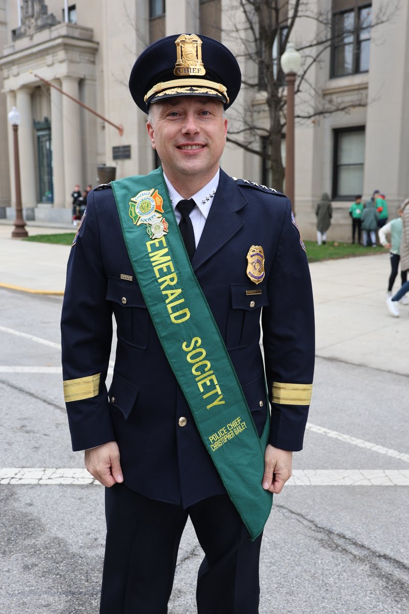 IFD_NEWS's tweet photo. .@IMPD_Chief gettin pinned ☘️ #EmeraldSociety
#IFD #IndyStPats Parade 2024 ☘️#IAFFLocal416 #PFFUI #IndyPSPD #IMPD #MCSO #HoosierLottery #DowntownIndyInc https://t.co/ITqUYXWmHq