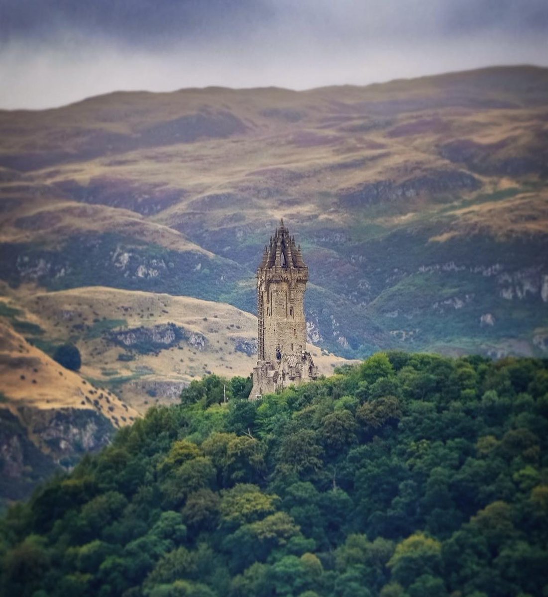 Climb to the top of Stirling's National Wallace Monument and look out over the landscape of the Forth Valley – which has witnessed so many important moments in the story of Scotland 🏴󠁧󠁢󠁳󠁣󠁴󠁿. IG/melsworld17 #VisitScotland