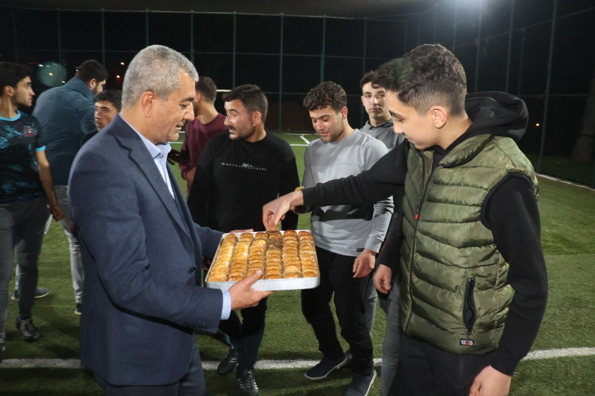 nedimkaplan09's tweet image. 📍#Çallı

#Çallı Mahallemizde enerjileri ve futbol tutkuları görülmeye değer gençlerimizi halı sahada yaptıkları maç esnasında tatlı bir sürpriz yaparak baklava ikramında bulunduk.