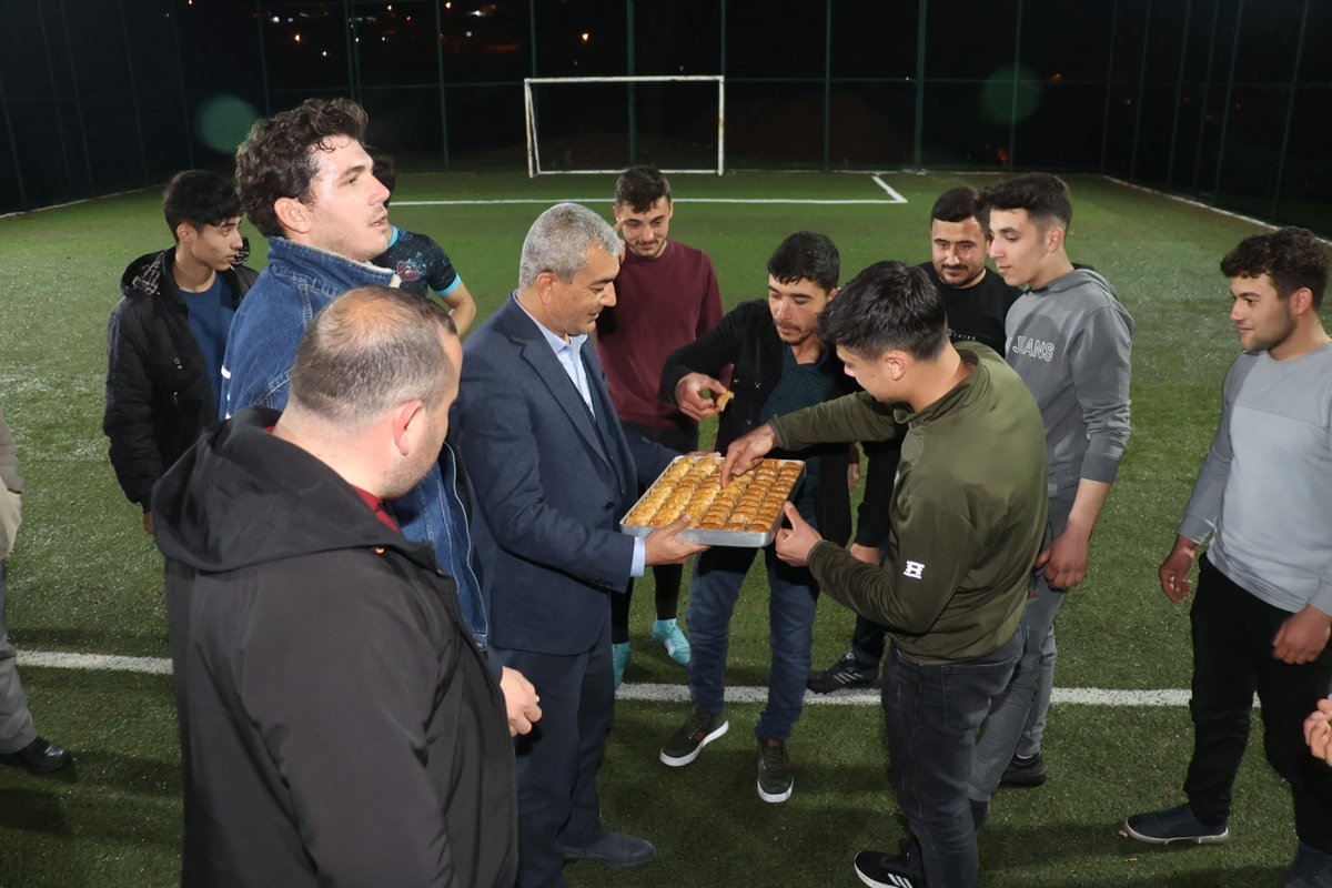 nedimkaplan09's tweet image. 📍#Çallı

#Çallı Mahallemizde enerjileri ve futbol tutkuları görülmeye değer gençlerimizi halı sahada yaptıkları maç esnasında tatlı bir sürpriz yaparak baklava ikramında bulunduk.