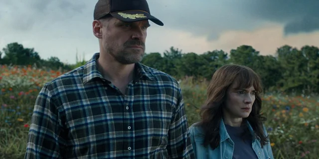 ComicBookNOW's tweet photo. New photos from the set of #StrangerThings Season 5 show a new look for #DavidHarbour's #ChiefHopper. https://t.co/udLX2N1sUV https://t.co/Q5kEaLUEnj