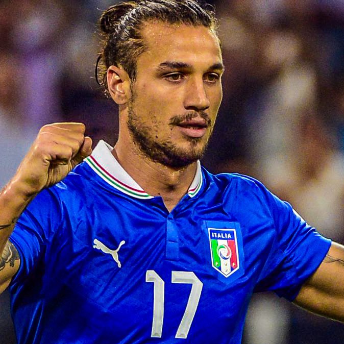 eurofootcom's tweet photo. Dani Osvaldo: "I feel like my life is escaping from my hands." 

"I don't know if it's a request for help, or if I just feel the need to talk about it because I've been dealing with a very big depression for a long time." 

"This depression made me fall into some additions - alcohol and drugs. I am in psychiatric treatment and taking medication. I have a very specific disease. Lack of self-esteem, depression." 

"I practically live alone, locked at home. I don't go anywhere, I don't do anything productive in my life and sometimes I don't even feel like getting out of bed. I fell into very ugly addictions that only make my depression grow more." 

"I was an elite football player. I was a completely different person, full of security, of trust. And I'm a person I don't recognize." 

"I still don't understand how I got here, honestly, but this can happen to anyone. I don't have a stable job, I spent practically all my savings because, as I have no income, the money doesn't last forever." 

"But that's the least, because I've never been interested in money. I was born poor and I can die poor, and that doesn't matter to me.", he said via Instagram.
