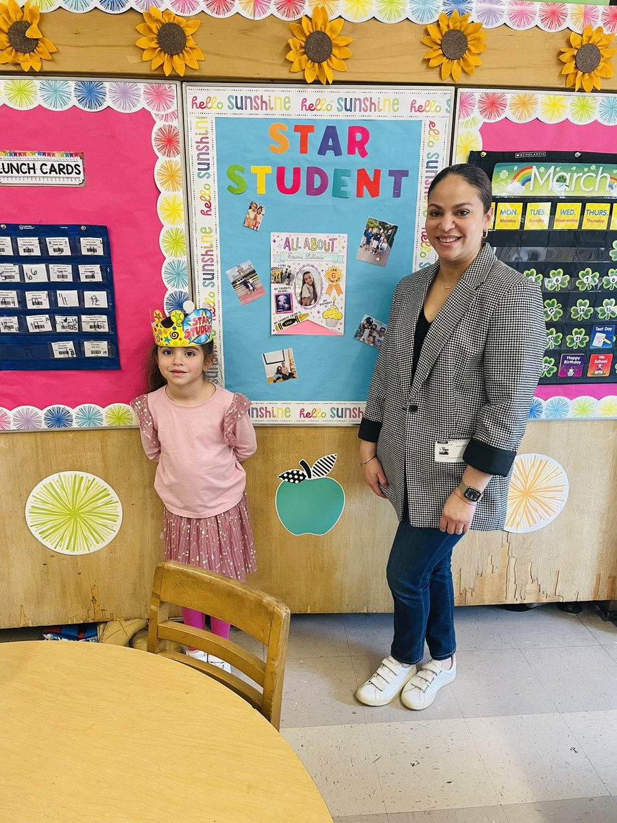 Emma was this week star in room 302! We learned about Emma, made bookmarks, enjoyed cupcakes and listened to her favorite fairytale! 🌟