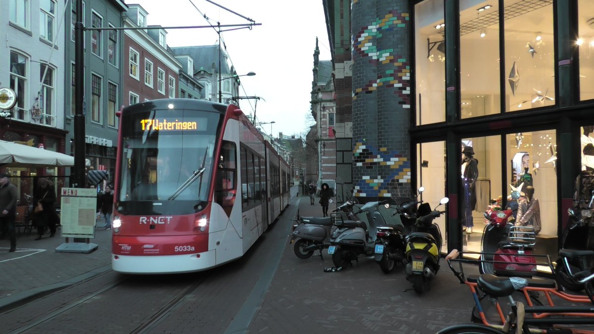 Spotter_OV_Rdam's tweet photo. @Deminion48 @DavidEerdmans Wit/rood is zóveel beter. Donkergrijs (met viezigheid bijna zwart, ja echt, heb er beelden van) zou afgeschaft moeten worden als kleurstelling. De HTM heeft helaas geen haast, de meeste #Avenio trams zijn nog pikkedonker op het moment https://t.co/mGizJiF3fV