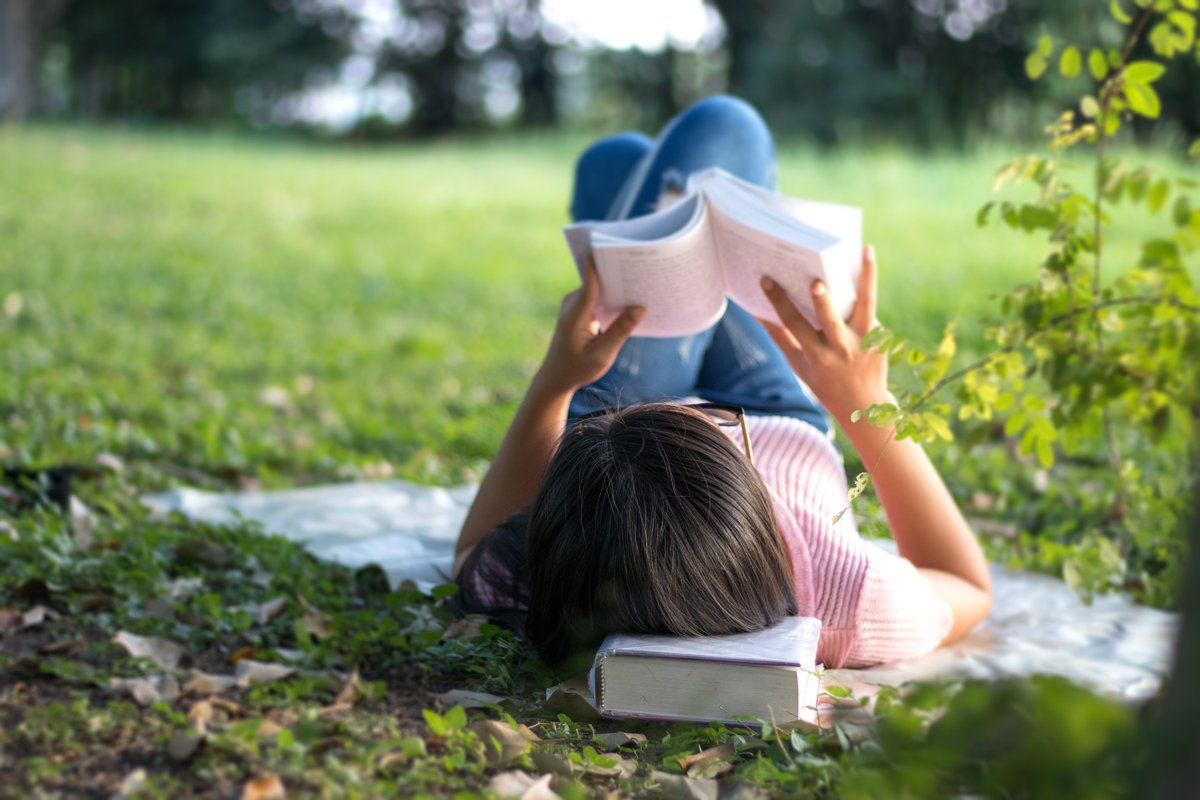 AurariaLibrary's tweet image. Spring Break is here! 🌸 Ever thought about how to spend it? #AurariaLibrary suggests picking up a great book - a perfect choice! Whether it's a physical copy or digital, it's sure to bring endless pleasure. 📖 Relax and enjoy reading! #SpringBreakReading #EnjoyReading