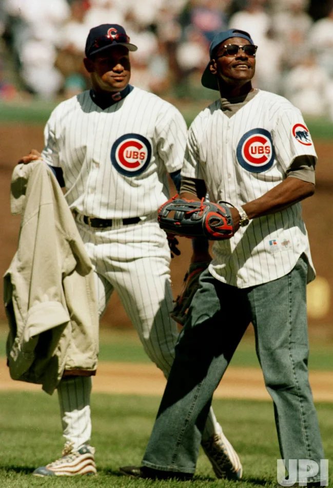 paytonsun's tweet photo. My pops last public appearance. Goosebumps. 🙏🏽

#Cubs #Bears https://t.co/BtKUKqMBvX