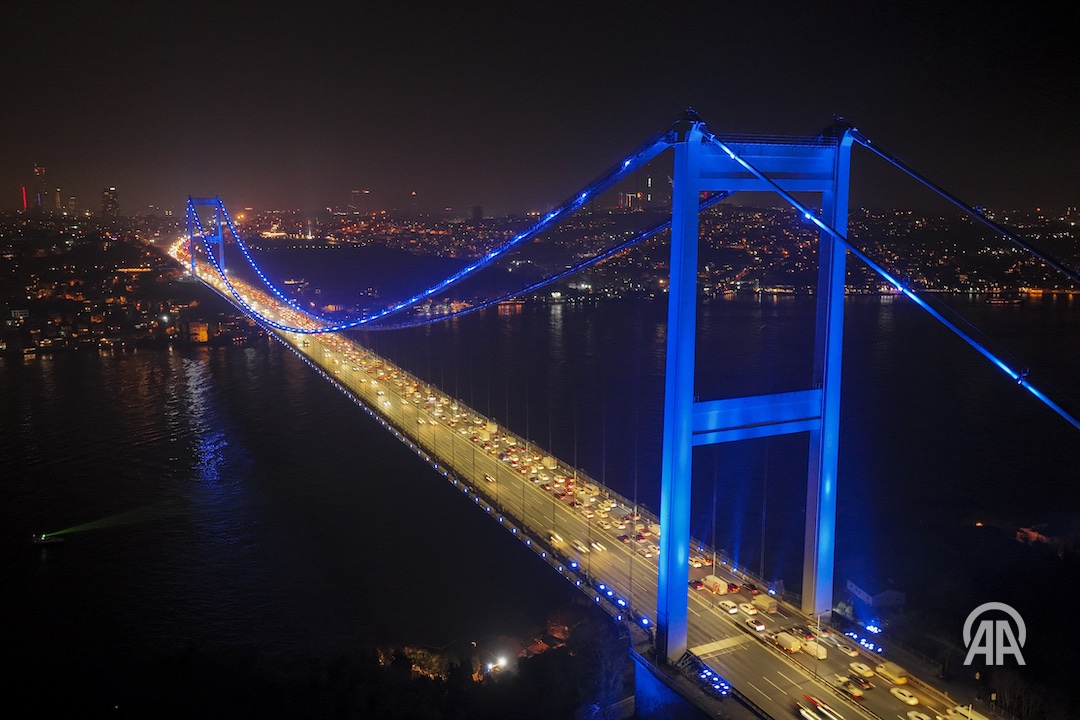 Fatih Sultan Mehmet Bridge in Türkiye's İstanbul illuminated with blue lights to raise awareness about colorectal cancer anadoluimages.com/p/istanbuls-fa…

📸: Osman Bakır