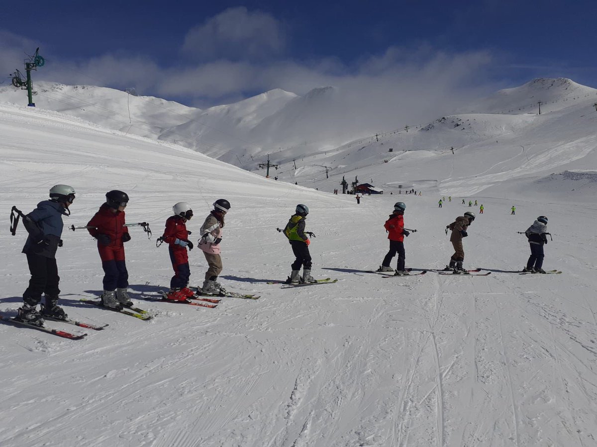 Nuestros chic@s de 4º, 5º y 6º regresan hoy de un viaje a la nieve súper especial. ¡Gracias a tod@s los que lo han hecho posible! Ahora toca descansar y recargar energías 😉