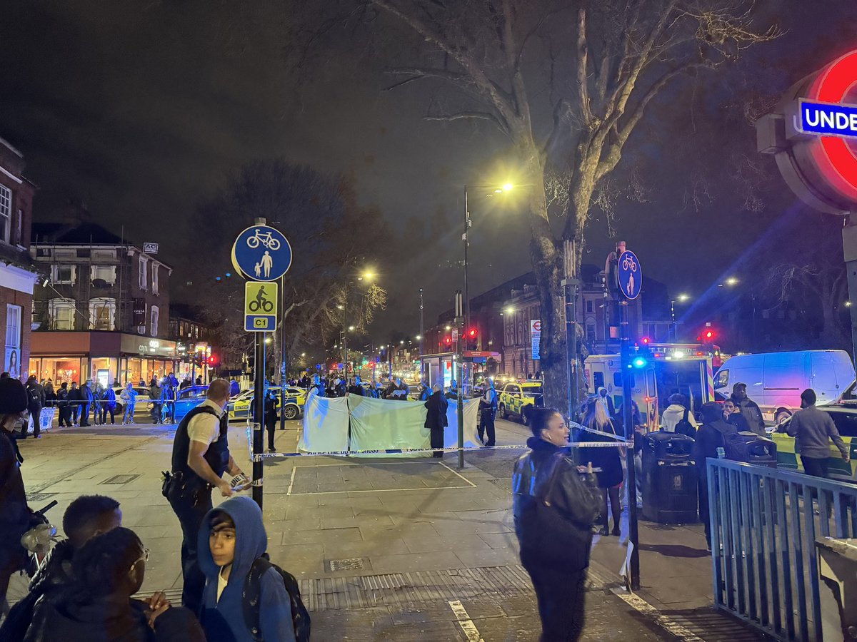 ediz1975's tweet photo. Serious incident at Seven sisters station on the High Road N17. Police and ambulance everywhere…. Cordons up around person being attended to by LAS .. https://t.co/VpQ3tCNRrK