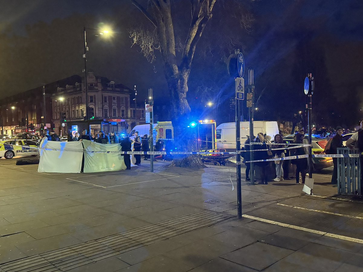 ediz1975's tweet photo. Serious incident at Seven sisters station on the High Road N17. Police and ambulance everywhere…. Cordons up around person being attended to by LAS .. https://t.co/VpQ3tCNRrK