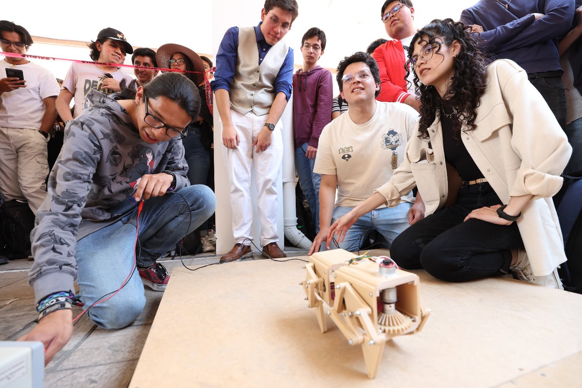 IPN_MX's tweet photo. En un ambiente de total festividad, los Huélums, porras y aplausos no cesaron en el 2do Concurso de Robots Biomiméticos de la @Upiita_Ipn para animar a los concursantes, quienes debían hacer que su prototipo recorriera una pista con diversos tipos de suelo. #OrgullosamentePolitécnicos