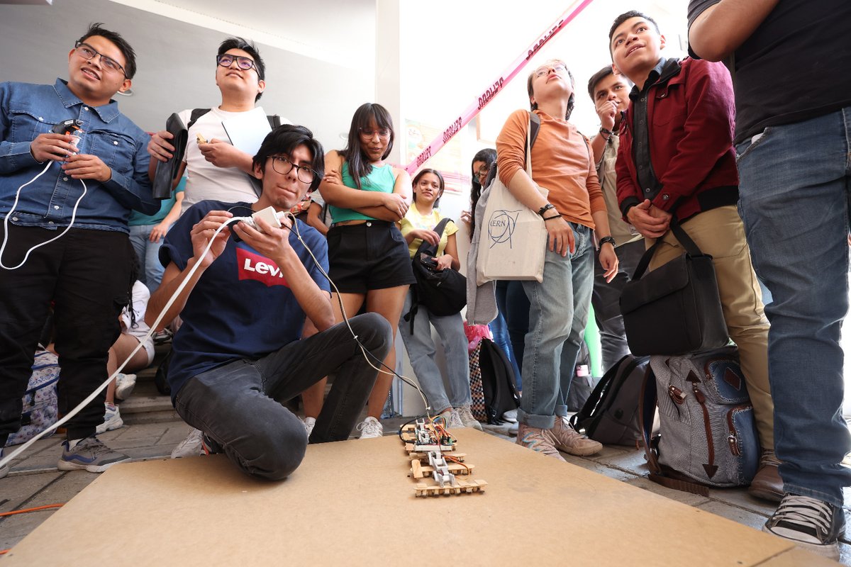 IPN_MX's tweet photo. En un ambiente de total festividad, los Huélums, porras y aplausos no cesaron en el 2do Concurso de Robots Biomiméticos de la @Upiita_Ipn para animar a los concursantes, quienes debían hacer que su prototipo recorriera una pista con diversos tipos de suelo. #OrgullosamentePolitécnicos