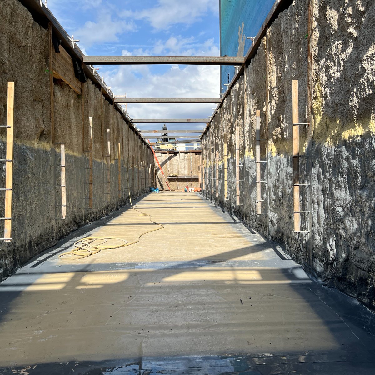 Exciting progress on the #KitchenerLine expansion project! 🚧🚆 Updates from near Bloor GO station include ClearVu fence installation, tunnel waterproofing, and retaining wall forming. Stay informed with more details here: bit.ly/3wZ4qQX