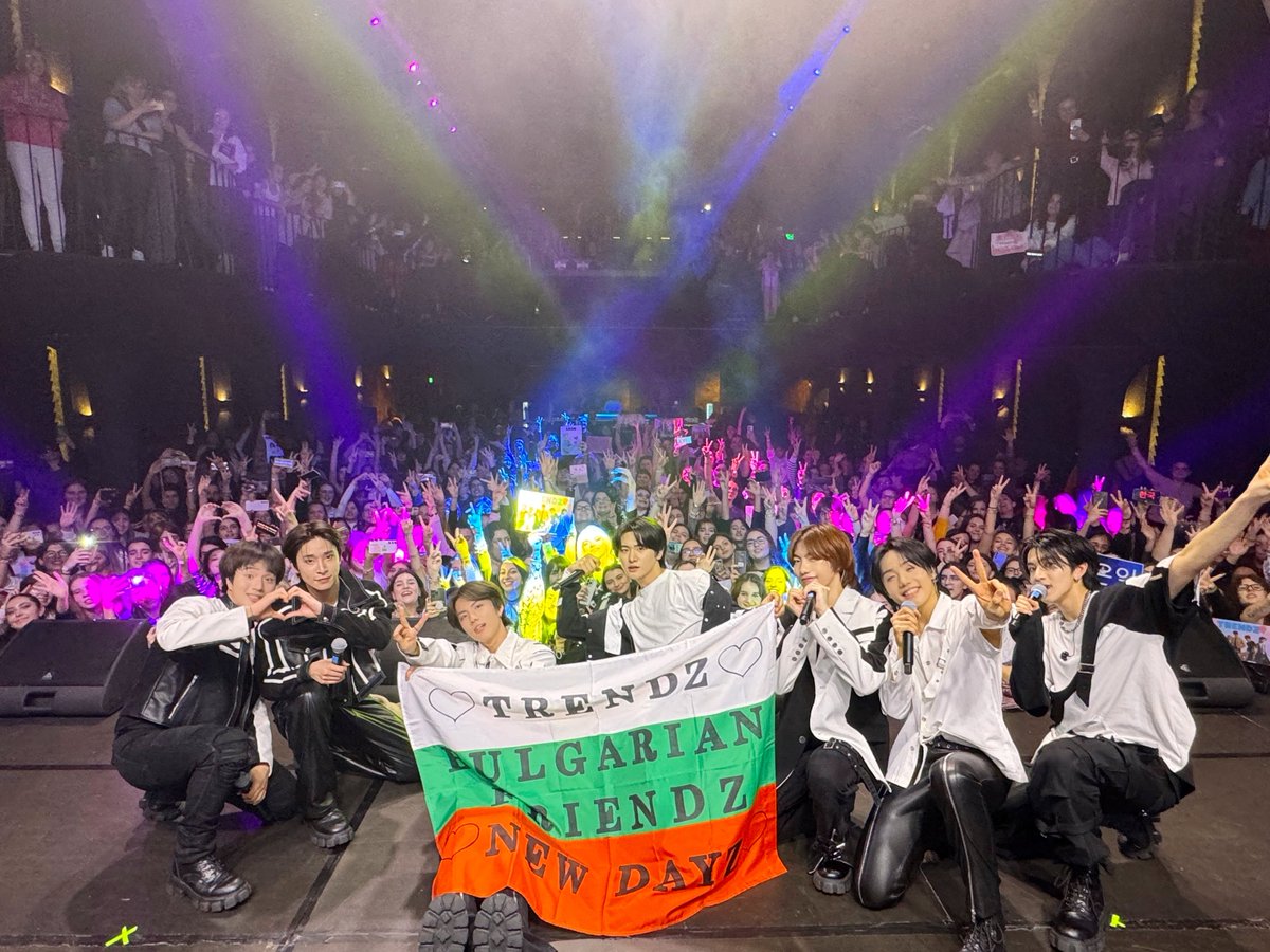 TRENDZ_OFFCL's tweet photo. [📷]

#오늘의트지
TRENDZ WORLD TOUR <NEW DAYZ> IN EUROPE
Sofia, Bulgaria🇧🇬

불가리아에서 함께 만든 멋진 공연, 이 순간을 오래 간직할게요! 사랑해요 프렌드지❤️ We made a great show together in Bulgaria! We'll remember this moment for a long time. Love you, FZ🇧🇬

#TRENDZ #트렌드지 https://t.co/TJXpOULObe
