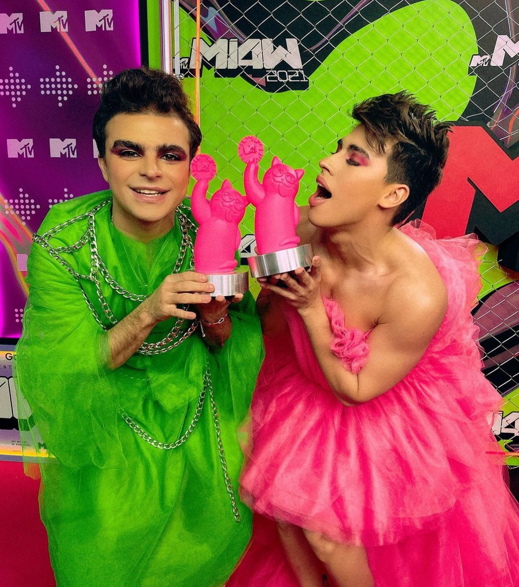 La Divaza no está copiando Resulta y Resalta de Wendy, La Divaza solo está haciendo su propio podcast… que por cierto, tenemos un premio MTV por podcast del año y varias nominaciones #LCDLF4