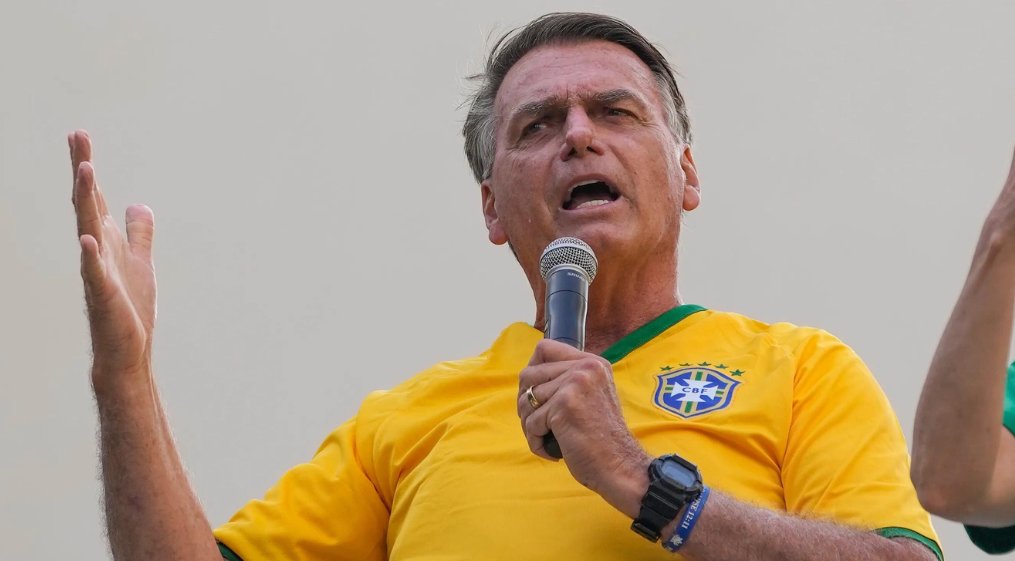 Top military leaders in Brazil have alleged that former President Jair Bolsonaro presented them with a plan to reverse the results of the 2022 presidential election, according to court documents aje.io/fpnn46