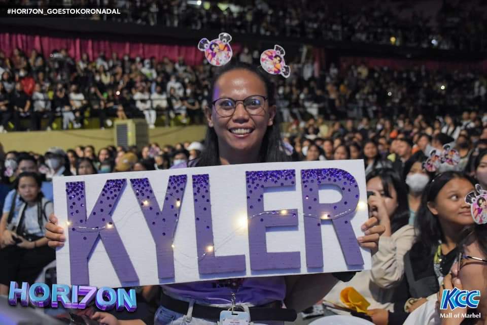 kylerchingus6's tweet photo. Wala po akong ma Sabi kundi 💓Salamat dahil ikaw yon 
 2023 -2024 
Dilang si Kyler Ang nag glow up pati LED lights ko nag improve din dahil yong idol Kona Ang humawak

HORI7ON X SM LANANG
#HORI7ON_KYLER
#LUCKY_in_DAVAO
#HORI7ON #호라이즌 
@HORI7ONofficial https://t.co/xhYJuSWHSi