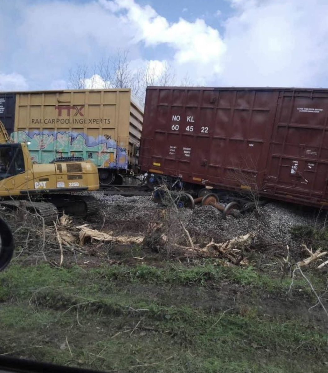 Texasmomma70's tweet photo. @jasonwheelertv @wfaaizzy  In Rice off of fm 1126 train derailment.  Lost two or three cars this morning. Not sure if you knew.  Picture taken from FB https://t.co/5C3BsmVsx9