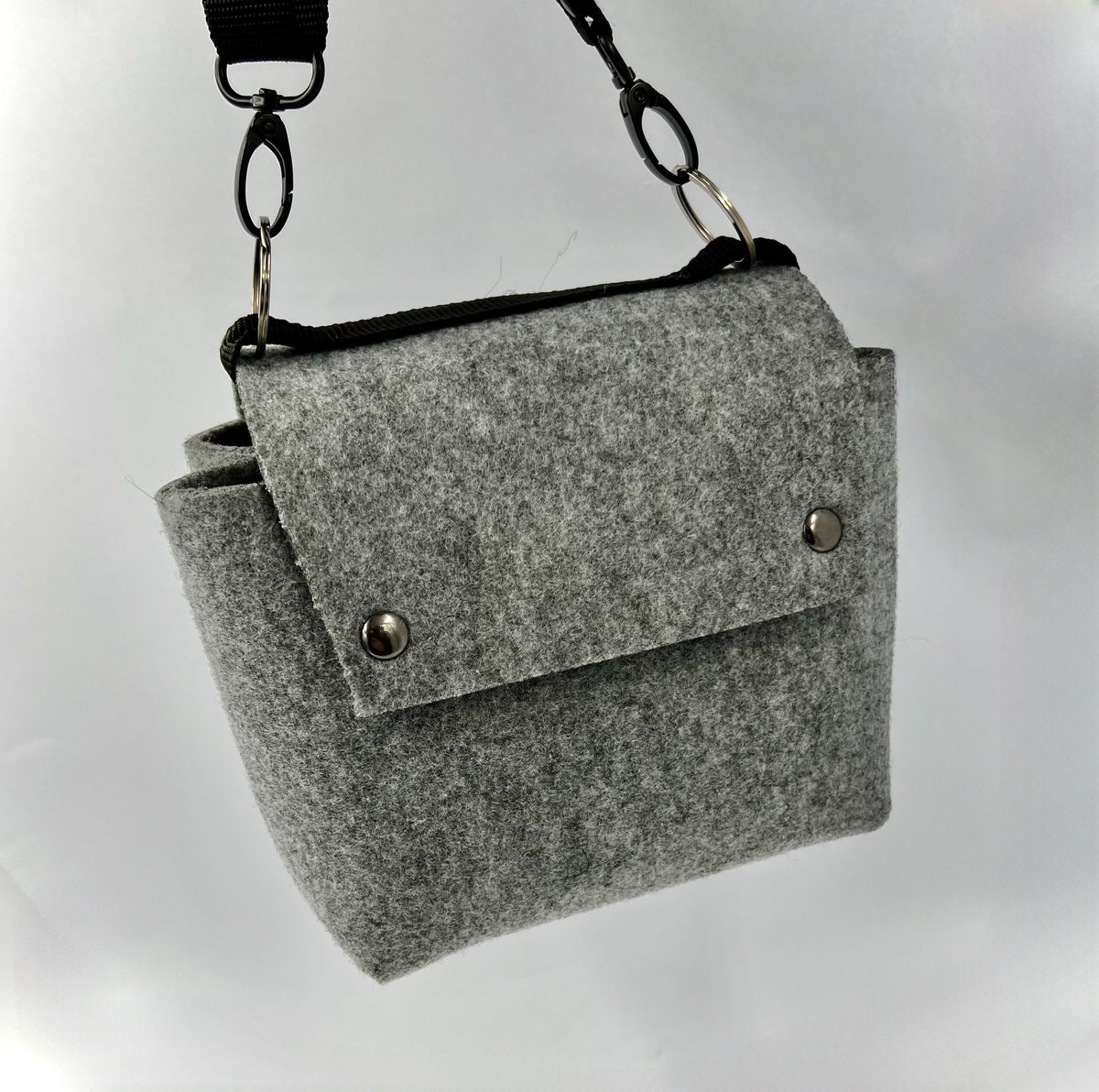 FalbaTech's tweet image. 🌿 Protect Your Split Keyboard with the Origami Bag! Eco-friendly, unique origami design, now with 2 or 3 pocket options. Style meets reliability. 🛍️ #OrigamiBag #EcoTech #KeyboardProtection #SplitKeyboard #SustainableDesign #TechStyle #KEEB_PD #KEEB_PD_R177 #KEEB_PD_R181 #html5