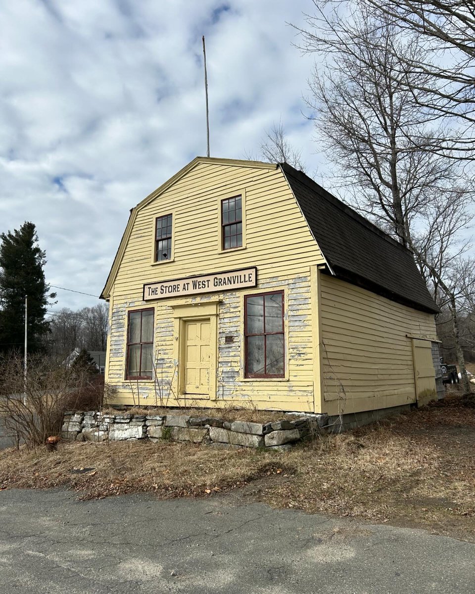 The gambrel-roofed Store at West Granville in Massachusetts, a rare survivor built circa 1780, still holding its own nearly two and a half centuries later. The store doubled as Granville’s first post office from 1818 until 1909.

#VastEarlyAmerica