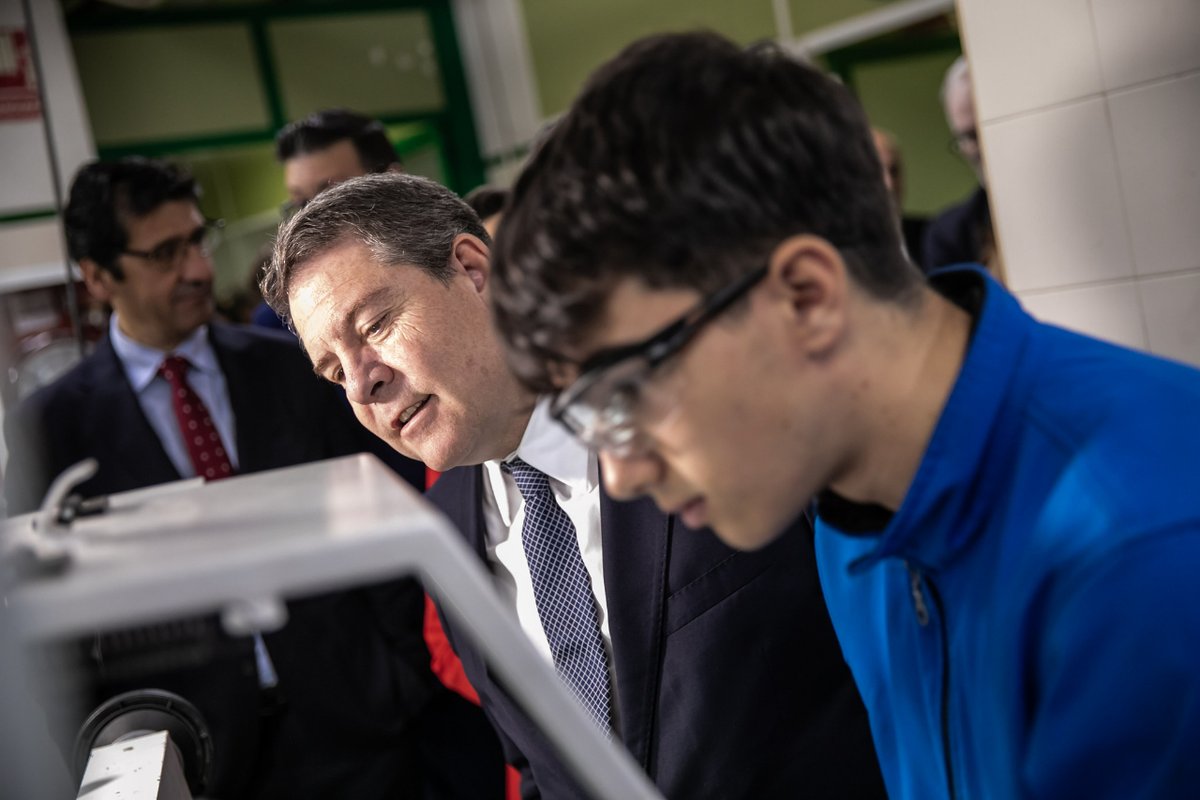 CIFPVirgen's tweet photo. #Gracias presidente de #CLM, #EmilianoPage, por inaugurar las obras de nuestro Centro, y reconocer la calidad de nuestra #formaciónprofesional. Somos garantía de #empleabilidad y mejora en el tejido empresarial de la provincia. @garciapage #empleo #fepu @todofp @educajccm https://t.co/paPG1iPb6Z