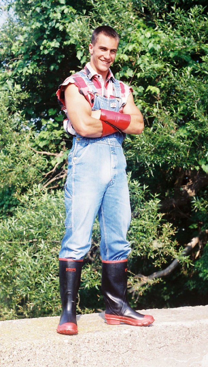 MarsMatze's tweet photo. FARMER IS READY FOR PISS AND SHIT IN JEANS OVERALL.. https://t.co/4sySuGvyfX