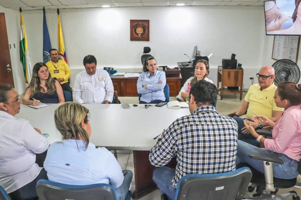 GobMeta's tweet photo. Iniciamos diálogos para establecer alianzas con instituciones de educación superior, permitiendo así, que tanto el personal del INPEC como los reclusos, accedan a la educación superior en la Colonia Penal de Oriente y la Penitenciaría de mediana seguridad de Acacías. https://t.co/BiBMzicbbN