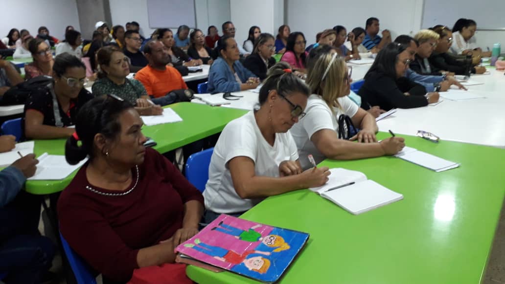 cdcelara's tweet photo. #15marzo Director del @cdcelara sostuvo encuentro con la nueva directora del CDCE Municipal Iribarren y toda la estructura de este municipio, alineando estrategias en pro de nuestra educación.

¡Trabajo en equipo!
@NicolasMaduro
@MPPEDUCACION
@_LaAvanzadora
#VivanMujeresPatriotas https://t.co/OgWRvVhkUX