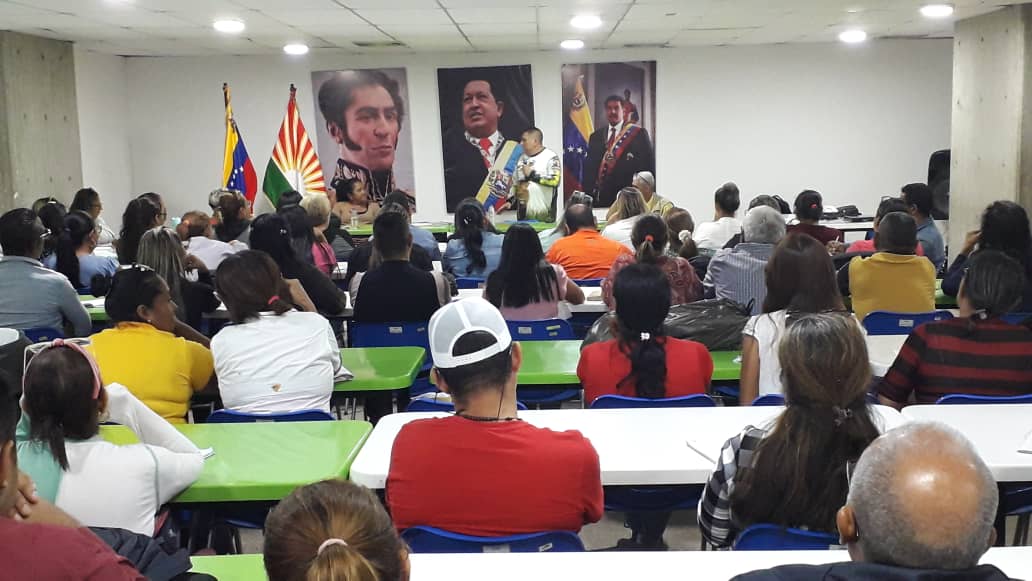 cdcelara's tweet photo. #15marzo Director del @cdcelara sostuvo encuentro con la nueva directora del CDCE Municipal Iribarren y toda la estructura de este municipio, alineando estrategias en pro de nuestra educación.

¡Trabajo en equipo!
@NicolasMaduro
@MPPEDUCACION
@_LaAvanzadora
#VivanMujeresPatriotas https://t.co/OgWRvVhkUX