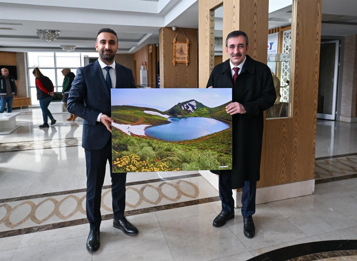 bulsu_emre's tweet photo. 2371 rakımlı Gerindal ( krater gölü) tablosunu Cumhurbaşkanı Yardımcımıza takdim ettik. https://t.co/TpEu4nVNmD