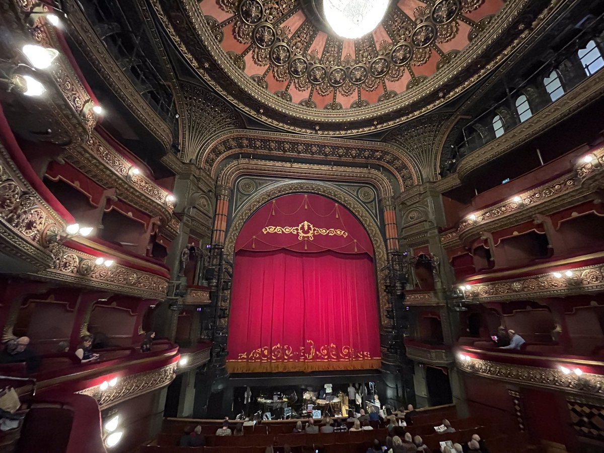 I’m loving watching <a href="/northernballet/">Northern Ballet</a>’s wonderful Romeo &amp; Juliet tonight..
BUT…
This would be SO diminished &amp; lacking its soul if the music wasn’t live. 
People please support this brilliant orchestra &amp; sign the petition to keep the music live!
👇👇
musiciansunion.org.uk/news/sign-the-…
👆👆