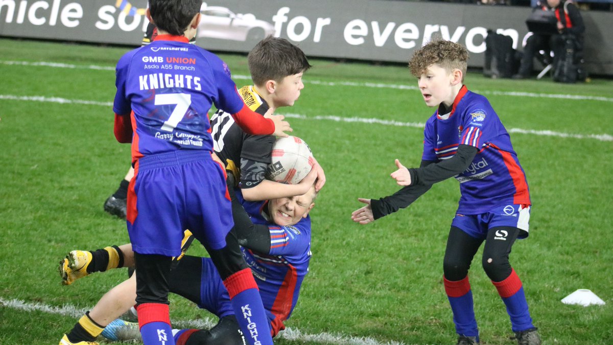 RugbyLeeds's tweet photo. A fantastic atmosphere at AMT Headingley this evening, with 140 young players taking to the pitch at half time to represent their community clubs!🏉

Thank you to all of the teams who came along and we hope you all enjoy the game😁 https://t.co/FFacFoWLj8