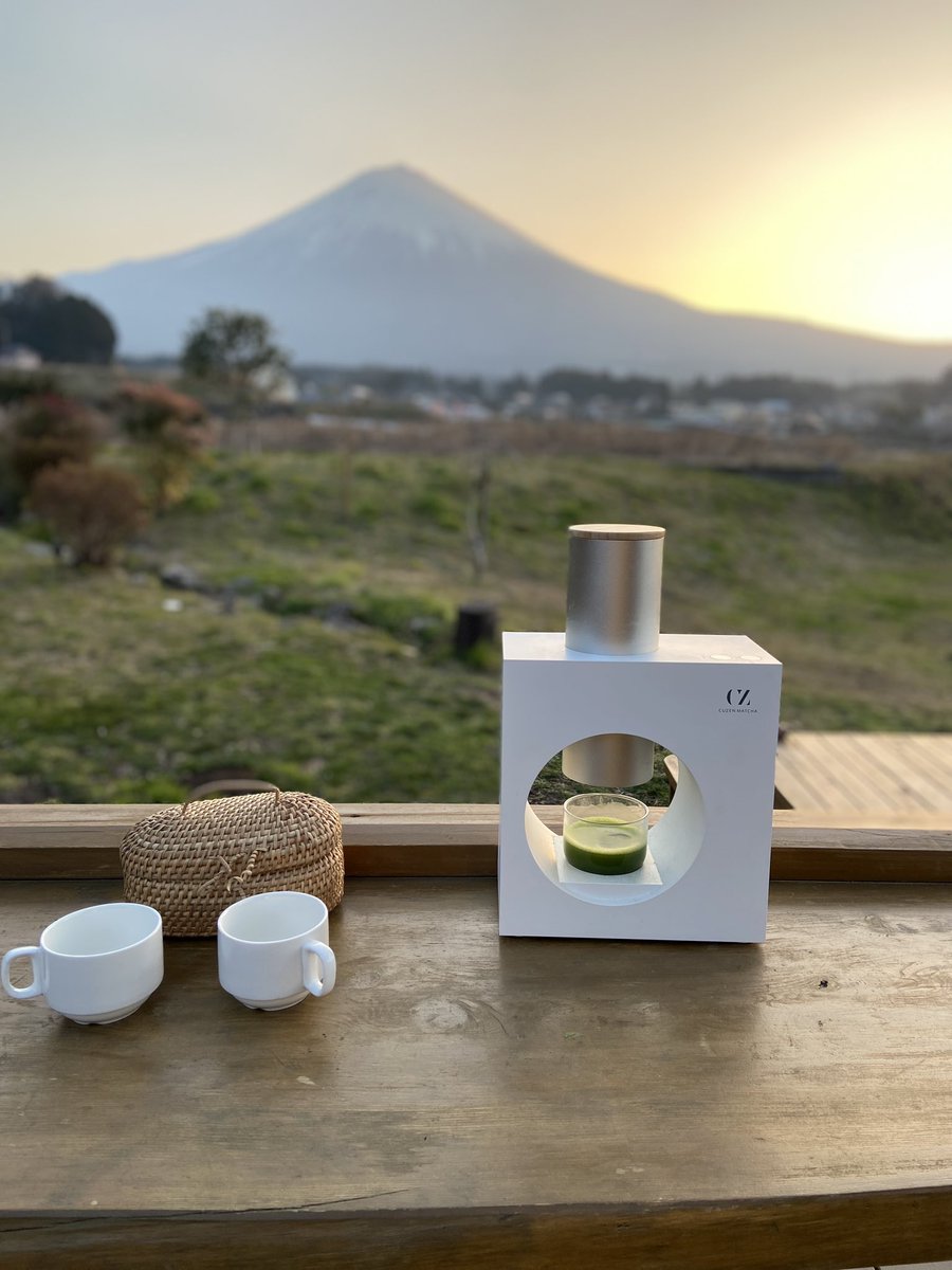 shino_vanso's tweet photo. 日の出に輝く富士山と朝抹茶。
これから白糸の滝まで朝散歩。
最高の朝に感謝！

Mt.FUJI SATOYAMA VACATIONさんにお邪魔してます。
#cuzenmatcha #organicmatcha https://t.co/OKfaL8p1pX