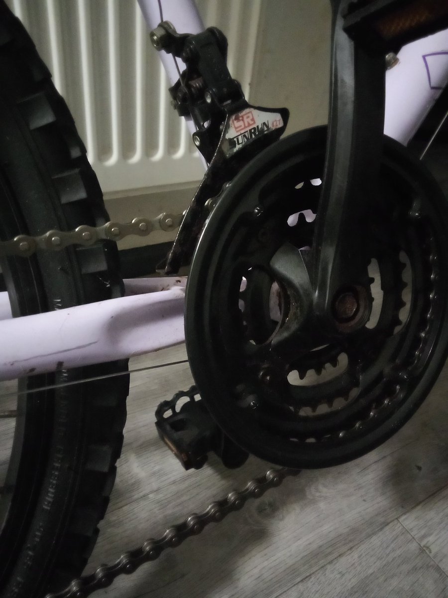 Autismmother1's tweet image. My daughters bike,whilst I was in Tesco this man out his bike next to ours. We had no idea he was doing something to our chain. This why I don't go through forest gate high street. #forestgate #bikechain